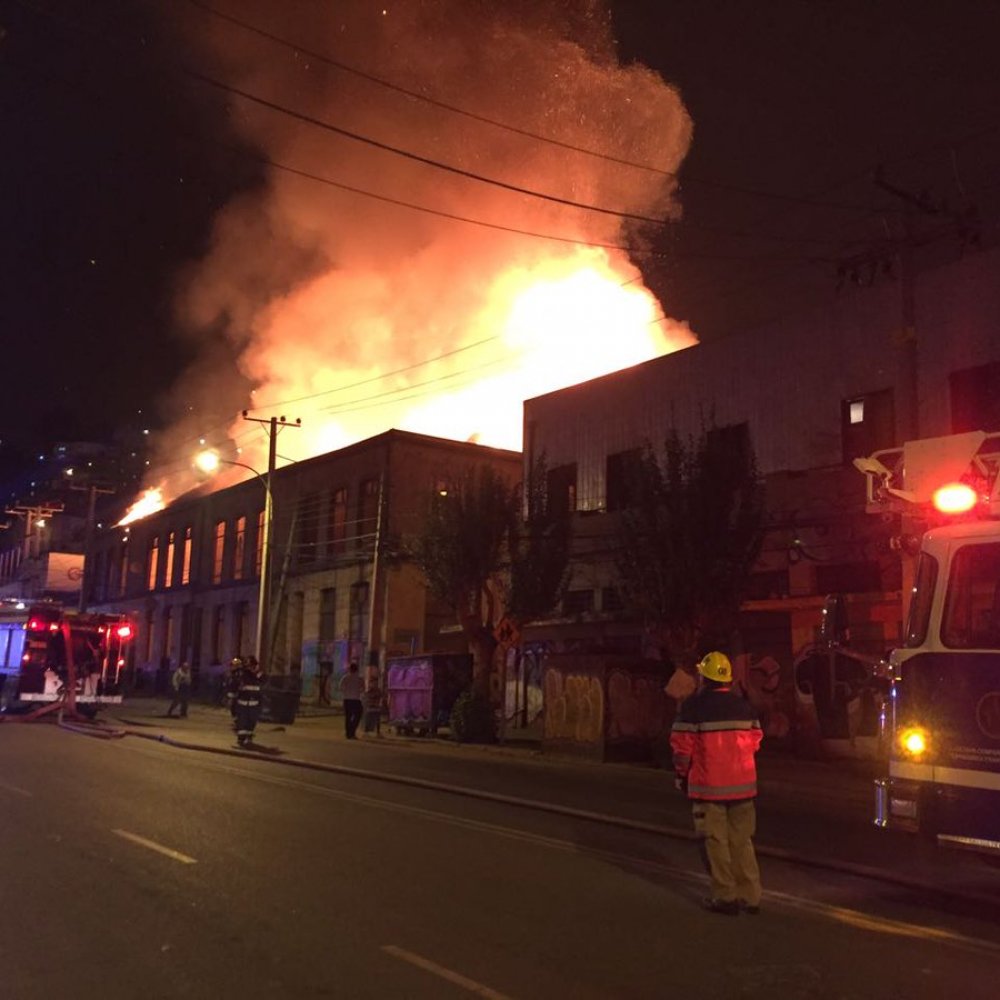 Incendio afectó a vivienda abandonada en el centro de Valparaíso