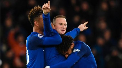 Wayne Rooney convirtió un gol desde mitad de cancha en victoria de Everton