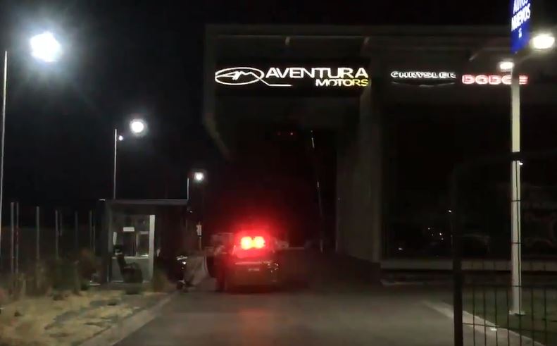 Roban dos vehículos desde automotora en Chicureo