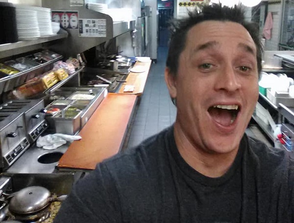 Fue a un restaurant, el cocinero estaba durmiendo y se hizo él mismo la comida