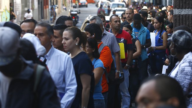 Colapsos en el Departamento de Extranjería: Testimonios y posibles soluciones