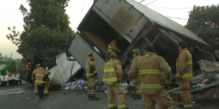 Camión cargado de cervezas volcó en carretera y todos quisieron ayudar