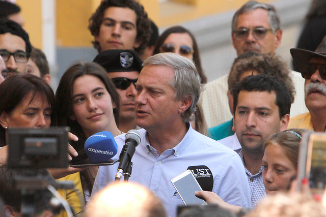 La pelea tuitera que sostuvieron Jorge Baradit y José Antonio Kast