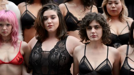 Modelos de talla grande protestaron con improvisado desfile en Times Square