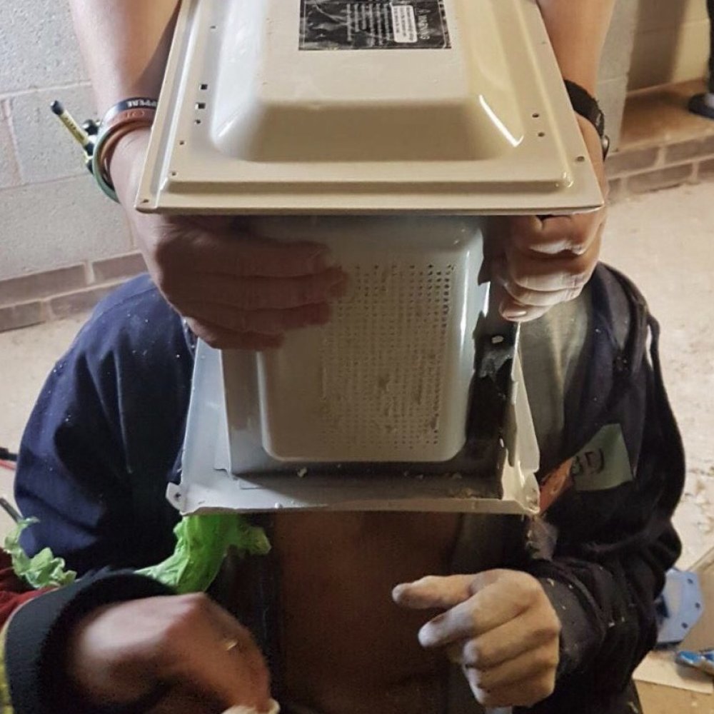 Bomberos salvaron a youtuber que pegó su cabeza dentro de un microondas