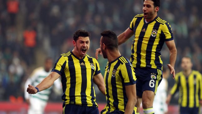 Fenerbahce de Isla derribó como visita a Bursaspor de Jorquera y se acercó al liderato