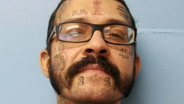 Hombre ayudó a su hijastro con un dibujo para la escuela pero terminó detenido