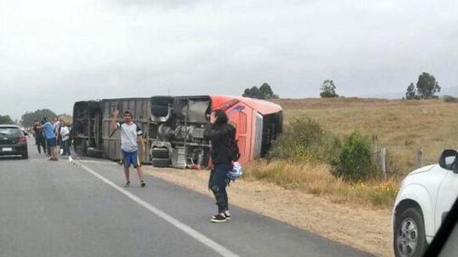 Al menos dos muertos tras volcamiento de bus camino a Quintero