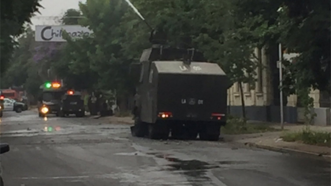 Estudiantes encendieron barricadas frente a la Universidad Arcis