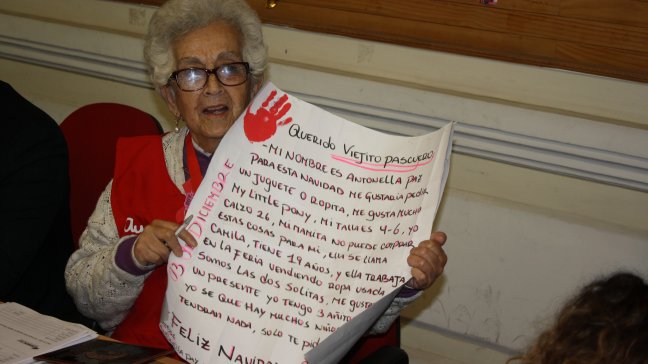 CorreosChile ha recibido casi 25 mil cartas en su tradicional campaña de regalos de Navidad