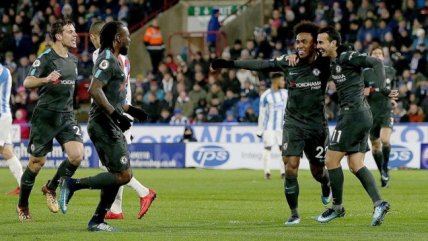 Chelsea derrotó a Huddersfield como visitante y sigue prendido en la Premier League