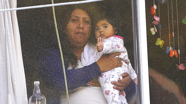 Tres gendarmes fueron formalizados por caso de mujer que dio a luz engrillada