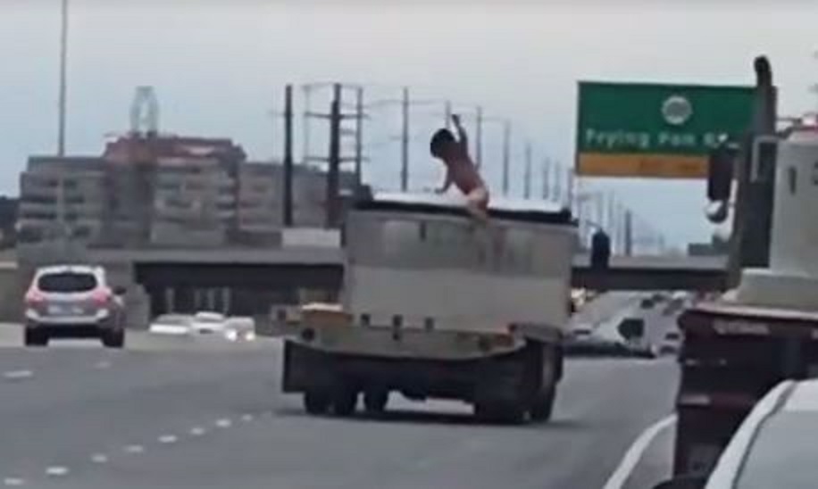 Un hombre desnudo causó masivo choque en carretera