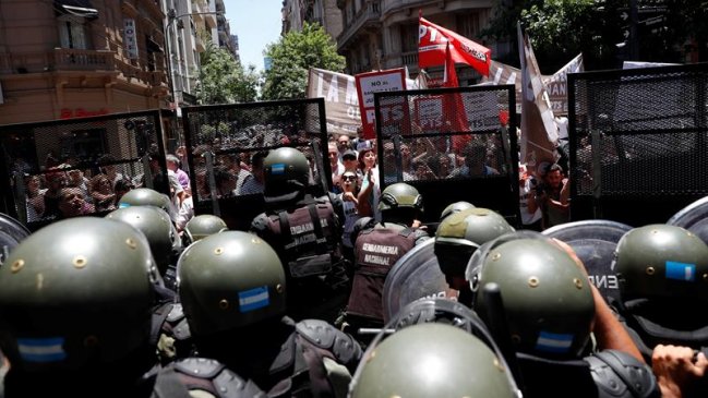 Argentina: Reforma sobre pensiones quedó aplazada tras caótico día de violencia
