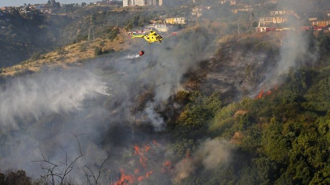 Declaran alerta roja por incendios forestales en Viña del Mar y Quilpué