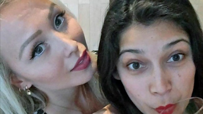 Cierran fanpage a joven bloguera por foto con Daniella Chávez