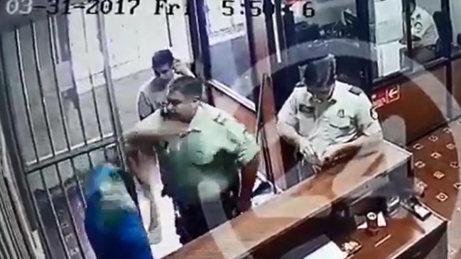 Video reveló golpiza de carabinero a dos hombres en una comisaría