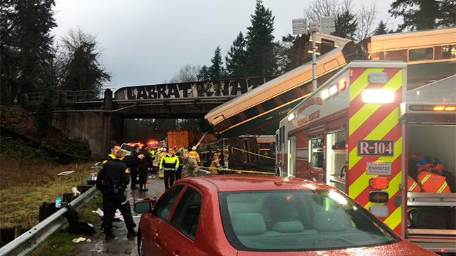 Un tren descarriló y cayó sobre una autopista en Washington: Hay 