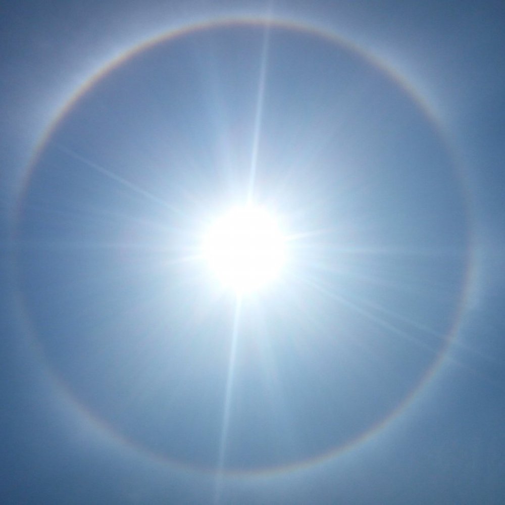 Usuarios de redes sociales registran halo solar en Santiago