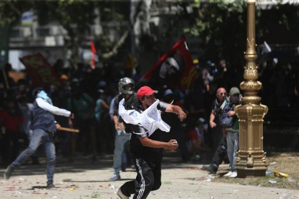 Policías Argentinos Atacan A Civiles Y Periodistas   YouTube