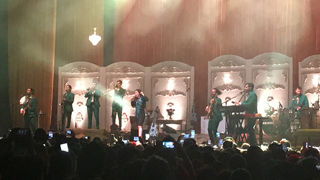 Mon Laferte enamoró a 15 mil personas en el Movistar Arena