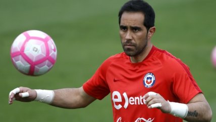  Claudio Bravo felicitó a Arley Méndez  