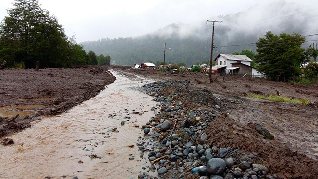 Villa Santa Lucía: Rescatistas reinician labores de búsqueda
