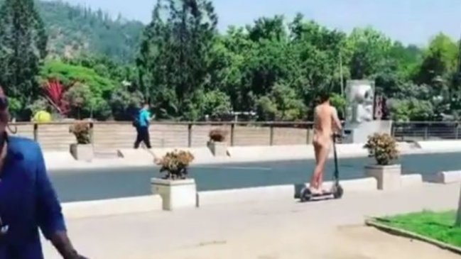 Revelan la verdad detrás del hombre que se paseó desnudo en un scooter por Providencia