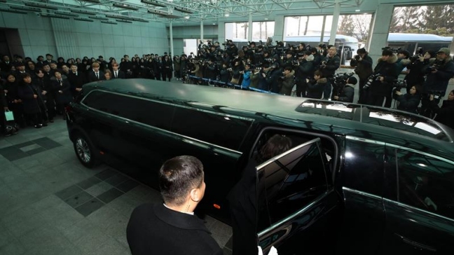 Estrellas del k-pop lloran la pérdida de Kim Jong-hyun en un funeral masivo