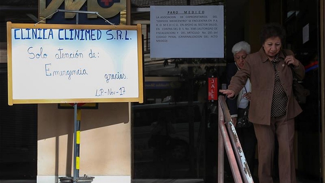 Oficialismo boliviano implora a los médicos acabar con casi un mes de paro