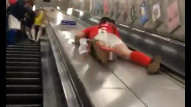 Joven se desplazó por las escaleras mecánicas y terminó mal