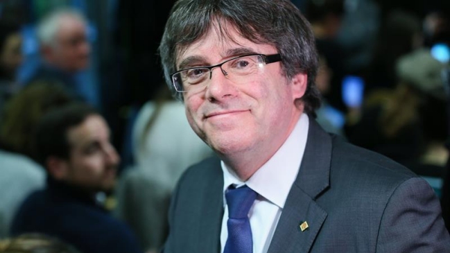 Puigdemont propuso a Rajoy reunirse fuera de España