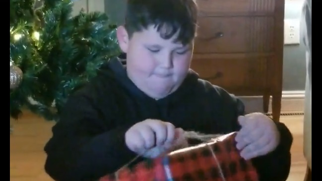 La emotiva reacción de un niño que supo que tendría un hermanito