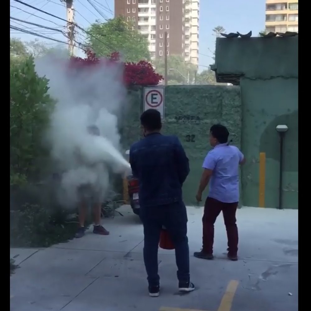 Vecinos de edificio detuvieron a presunto ladrón usando un extintor