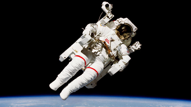 A los 80 años murió Bruce McCandless, primer astronauta en flotar libre en el espacio