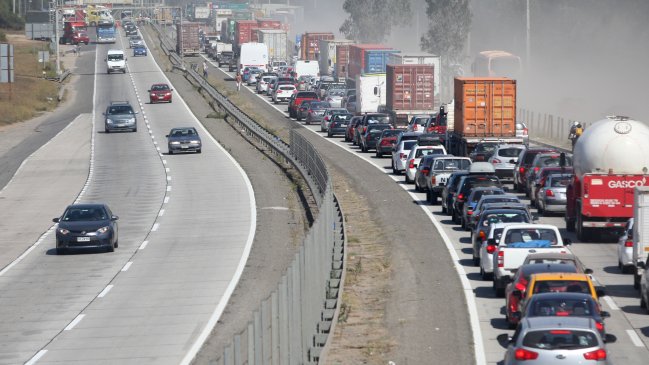 Fin de semana largo: 112 mil vehículos menos salieron de Santiago