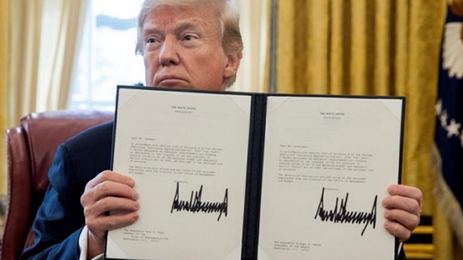 Un juez levanta parcialmente prohibición de entrada de refugiados de Trump