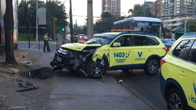 Vehículo de Seguridad Ciudadana chocó contra poste durante persecución policial en Vitacura