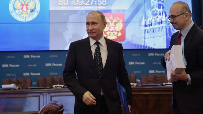 Putin acudió en persona a inscribir su candidatura para buscar la reelección