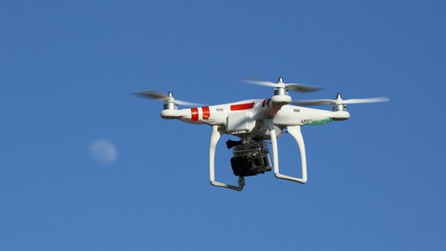 Arrestan a pareja que usaba un dron para vender drogas
