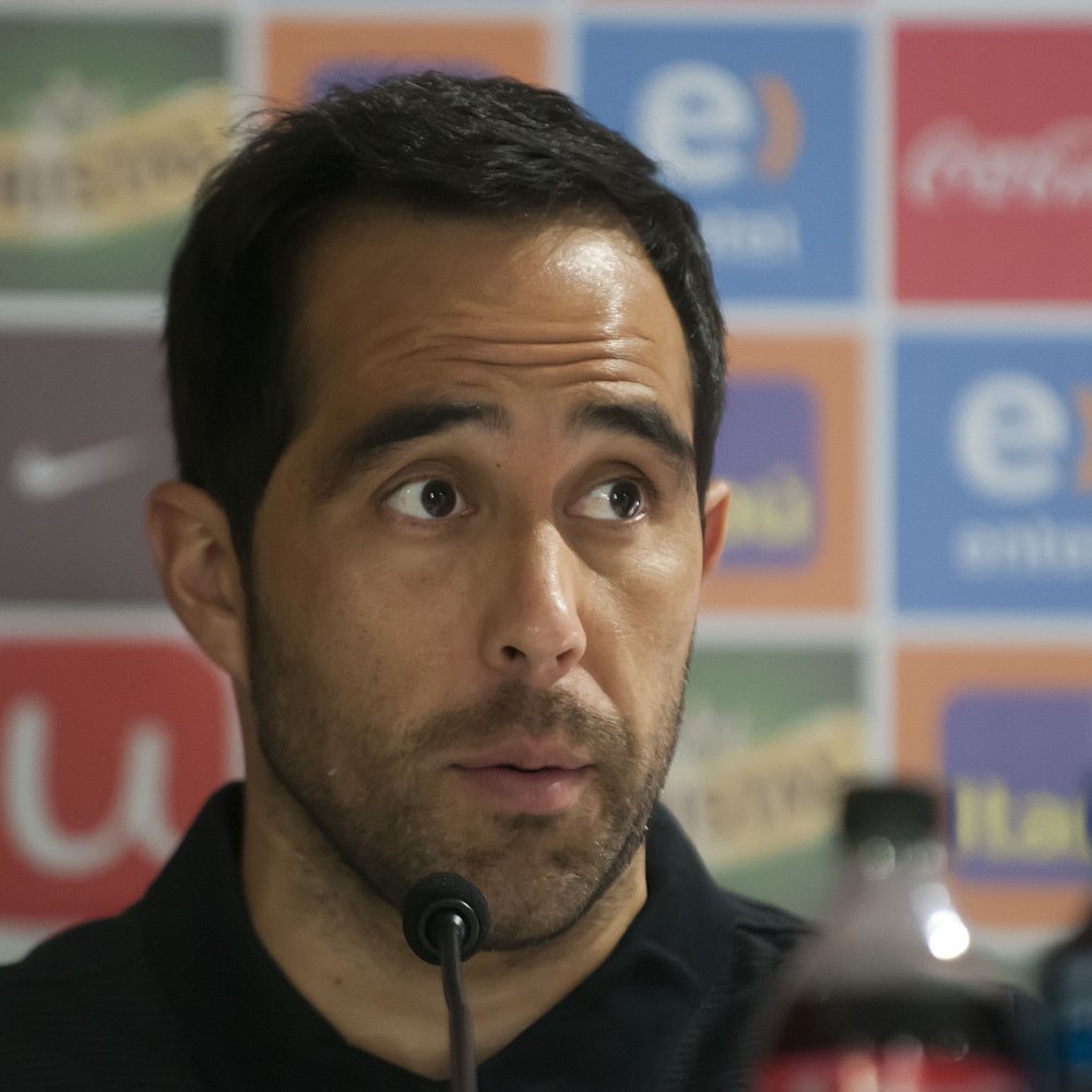 Claudio Bravo defendió a Javiera Acevedo luego de troleo en Twitter