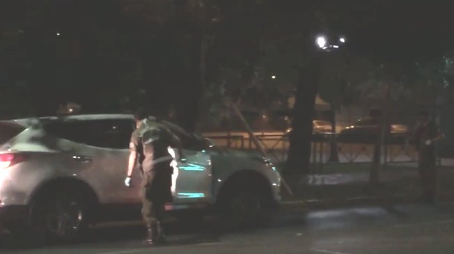 Un detenido tras portonazo en Providencia: Conductor logró bloquear motor del auto