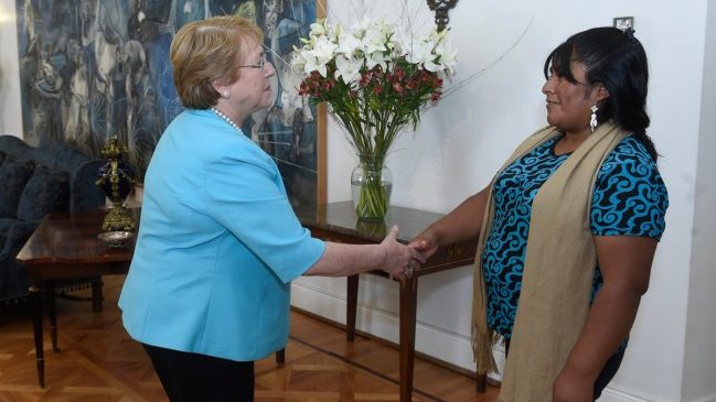 Bachelet recibió a mujer aimara condenada por extravío de su hijo