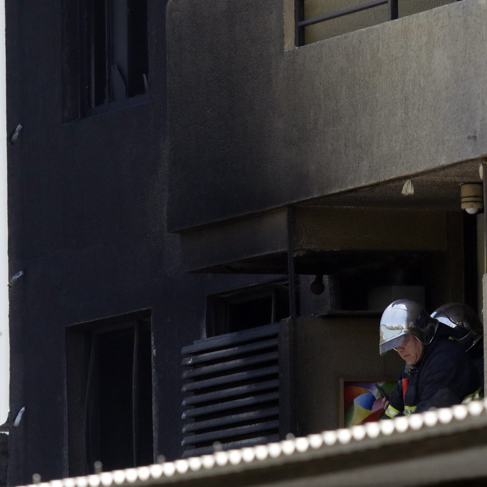 Mujer lanzó a sus tres hijas por la ventana para salvarlas de un incendio