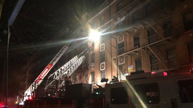 Al menos 12 muertos por incendio en edificio de Nueva York
