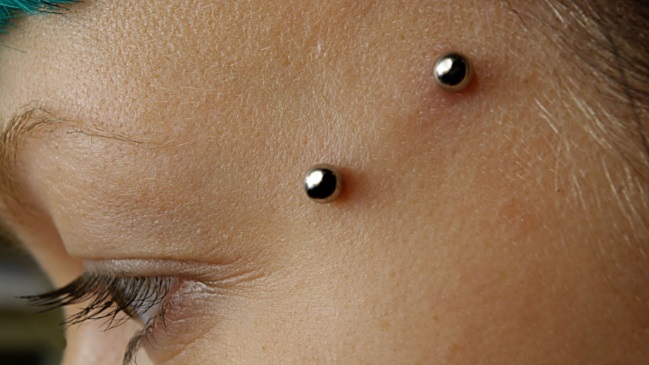 Carta contra jóvenes que usan aros causó polémica en redes