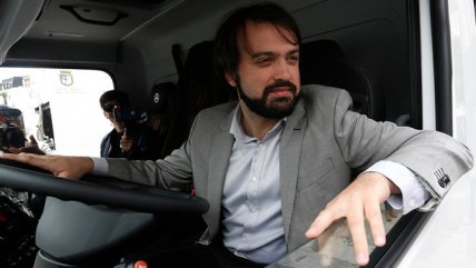   Alcalde Sharp recibió los nuevos camiones de aseo para Valparaíso 