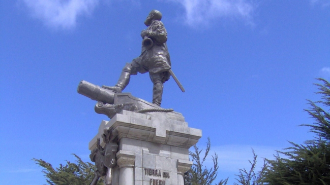 Punta Arenas: Joven cayó de estatua a la que se había subido para tomarse una foto