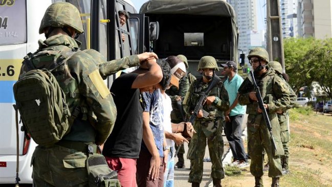 Brasil: 99 reos prófugos tras choque de bandas rivales