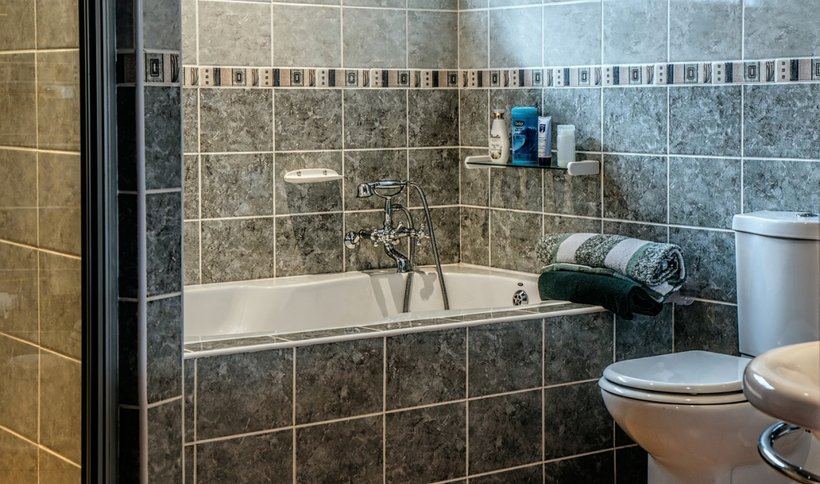 Embarazada de ocho meses murió electrocutada tras usar su celular en el baño